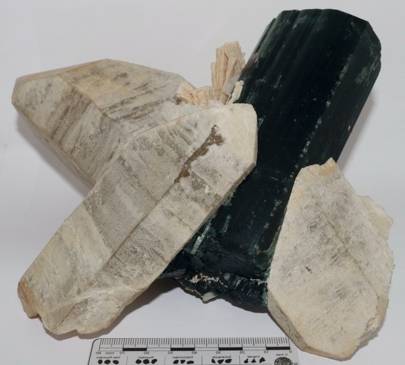 RG0092 Tourmaline -group-c.JPG