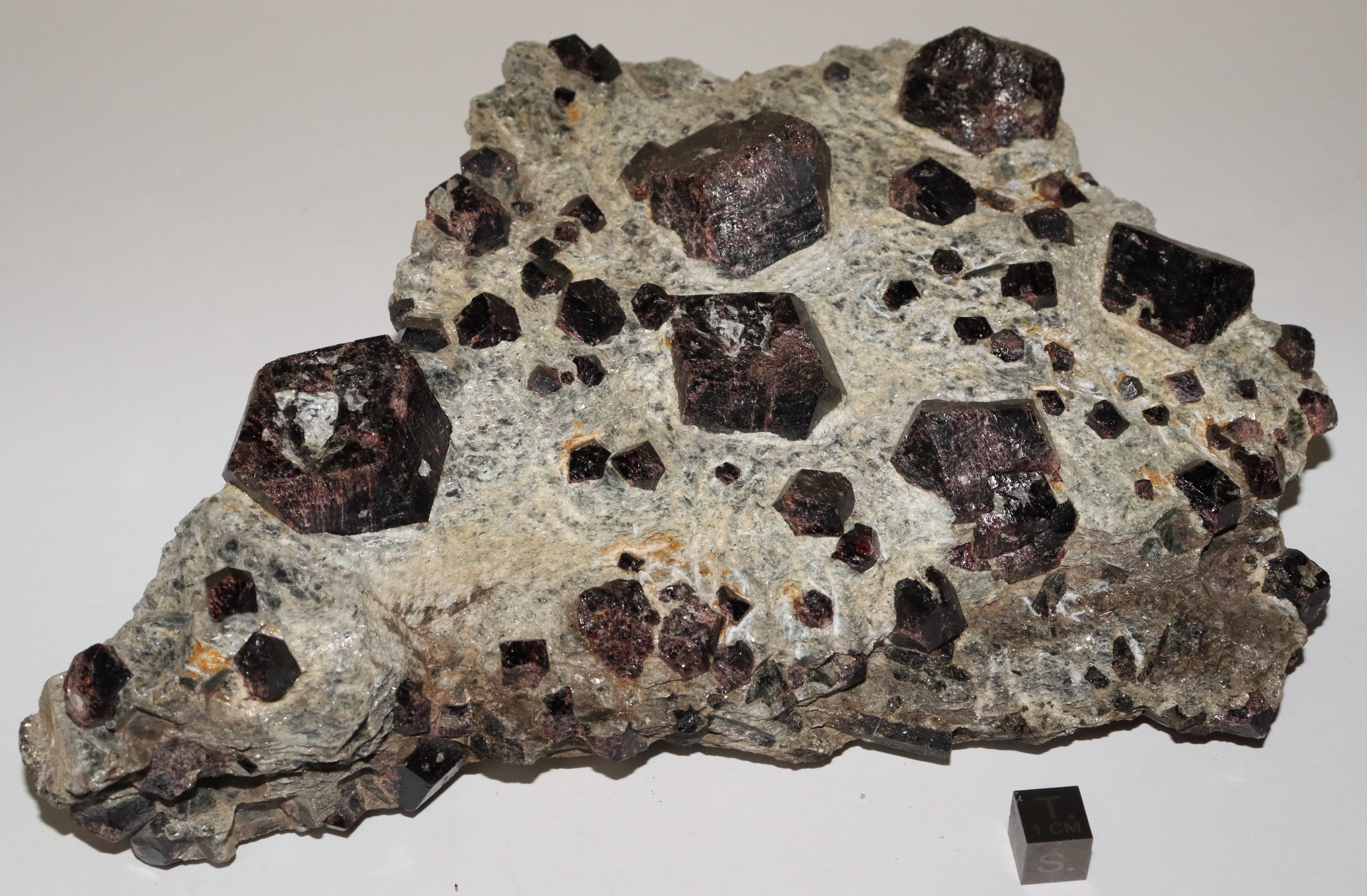 RG0300 Almandine.JPG