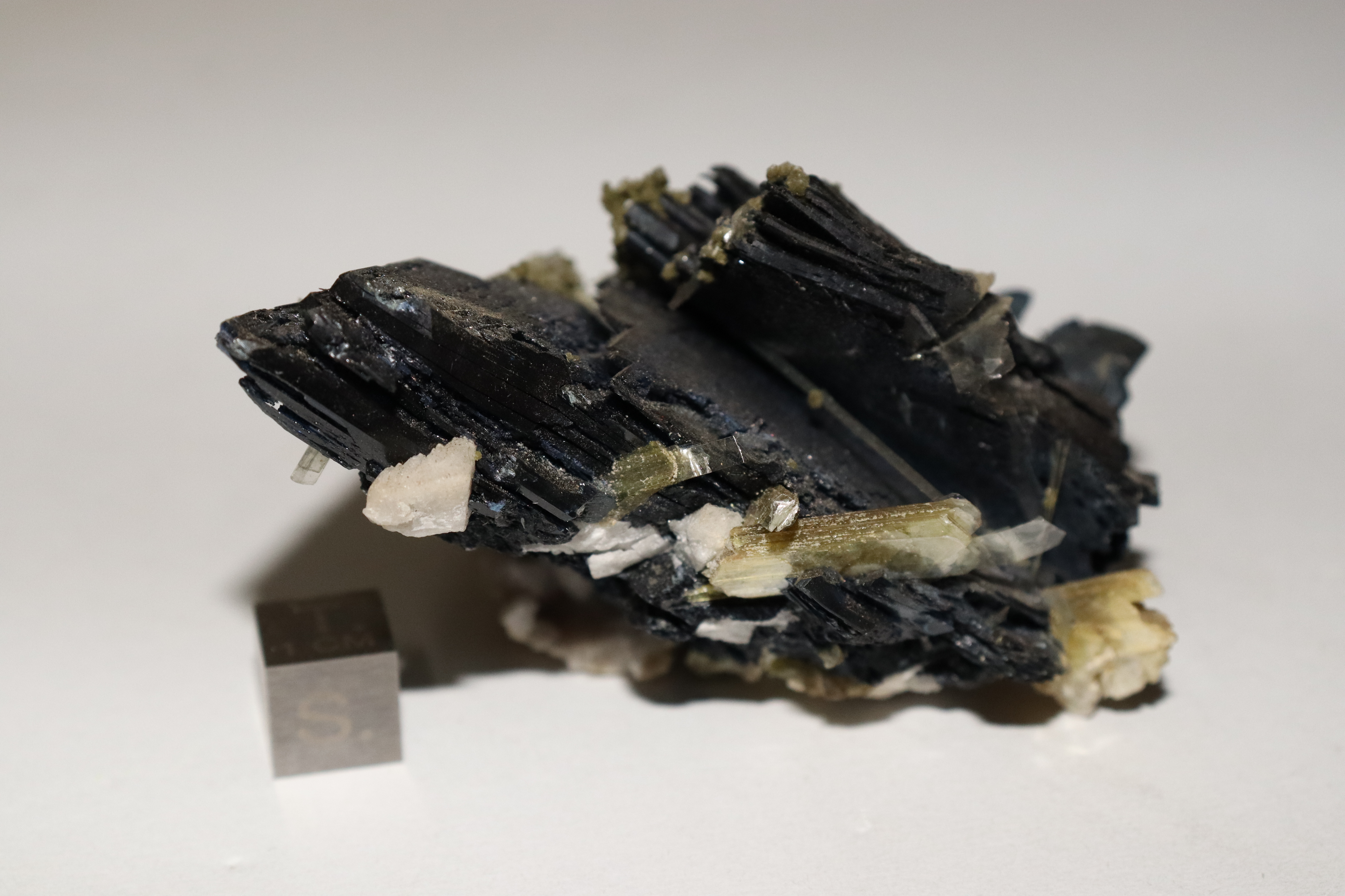 RG0456 Ludlamite Vivianite Eosphorite.JPG