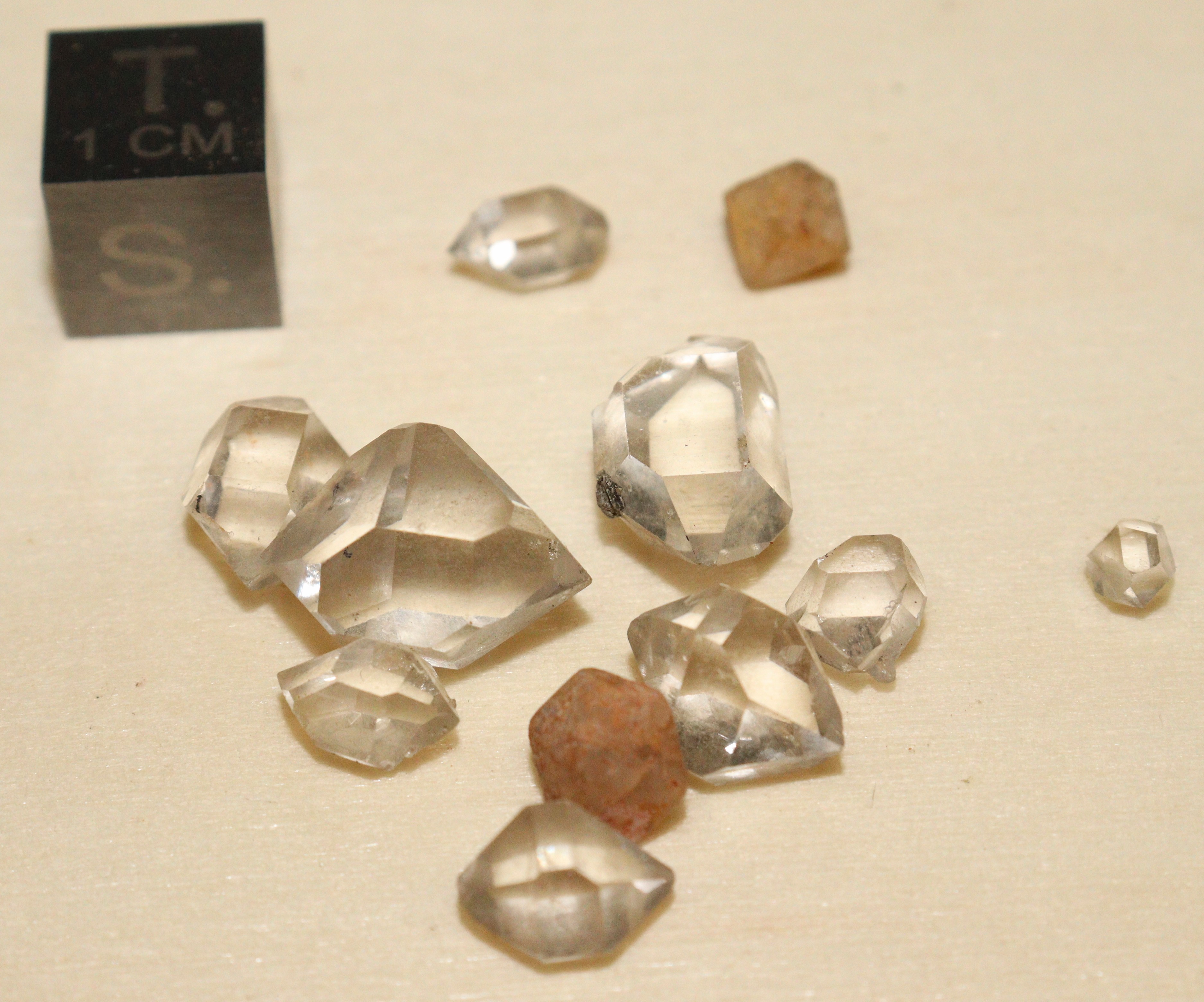 RG0743 Quartz.JPG